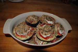 Recept online: Crumble z rajčat a lilku: Směs rajčat a lilku zapečená s kořením, bylinkami a drobenkou z ořechů