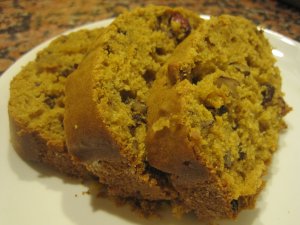 Recept online: Datlový moučník s ořechy: Chlebíček z datlí a ořechů zapečený v lehkém těstě